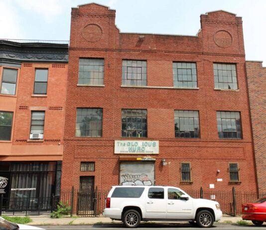 Історія про бруклінську Вікторіанську гумову фабрику, яка перетворилася на церкву